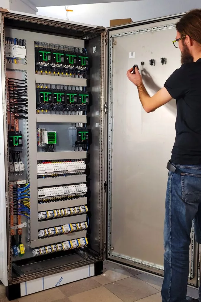 Produkcja sprefabrykowanej rozdzielnicy elektrycznej